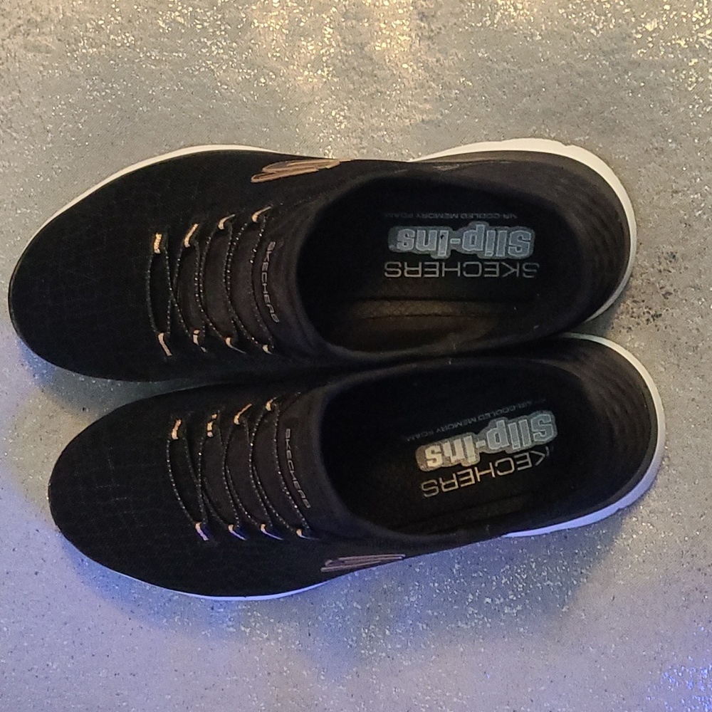 Like-new Skechers slip-ins - washable!